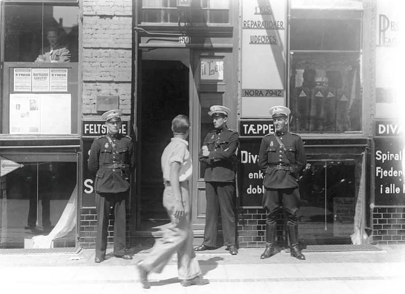 Police officers in front of Griffenfeldtsgade 50 in Copenhagen – the communist party’s head quarter