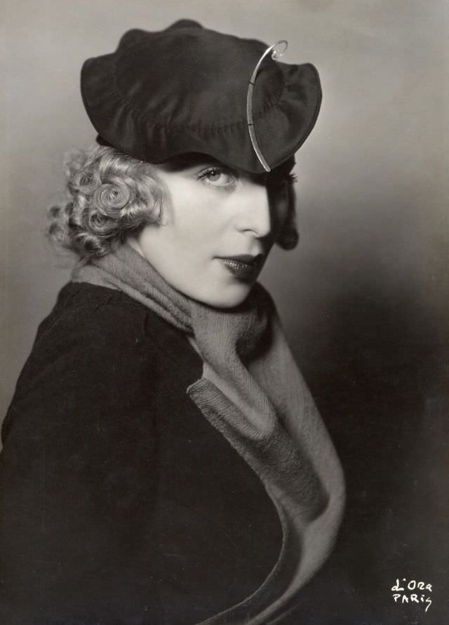 #39 Tamara de Lempicka with a hat of Rose Descat, 1933