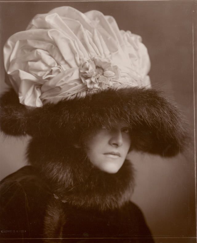 #4 Helene Jamrich with a hat from Zwieback, designed by Rudolf Krieser, 1909