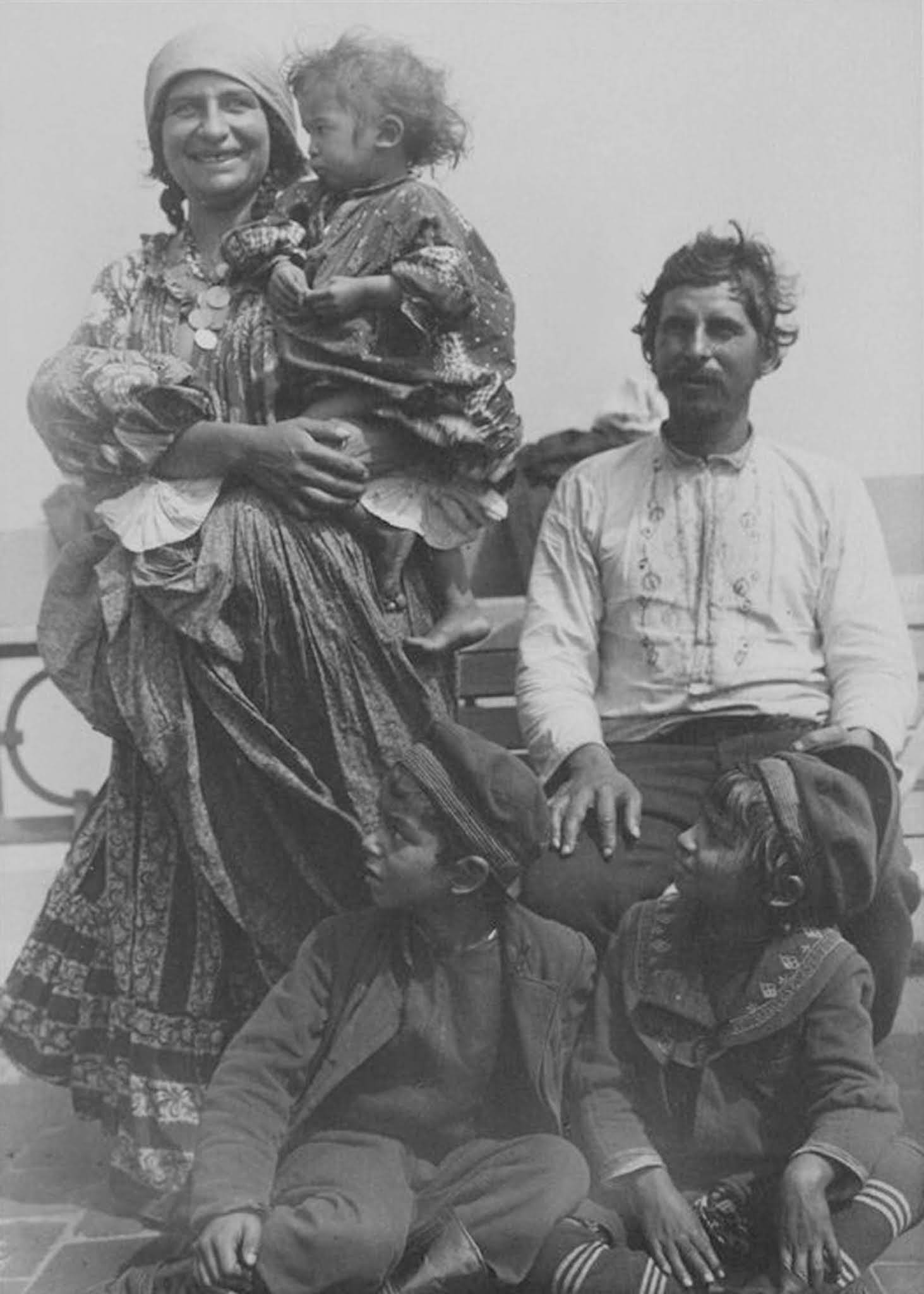 #23 Gypsy family.” 1910.