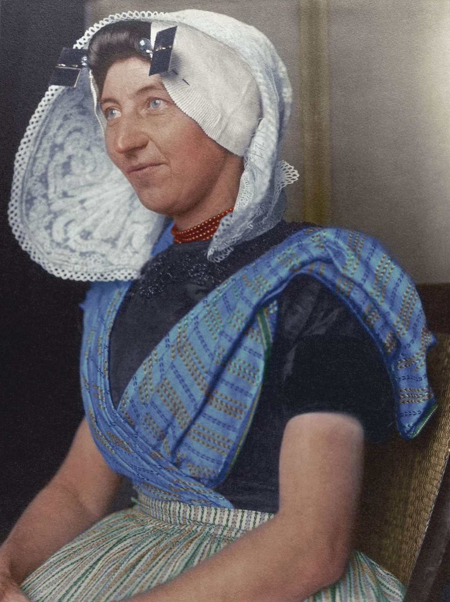 #6 Dutch woman.” The large bonnet, which is arguably one of the most recognizable aspects of Dutch traditional dress, was usually made of white cotton or lace and sometimes had flaps or wings, and often came with a cap. The rest of the costume, like so many others, came in distinctly regional variation