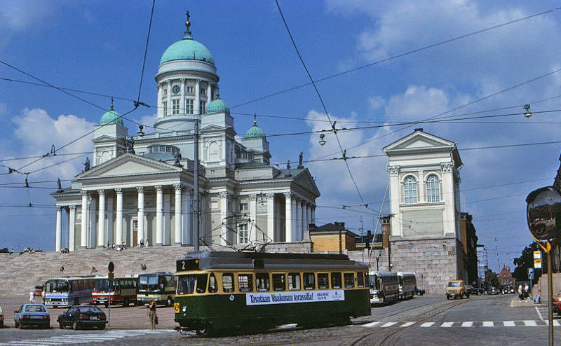 #2 HM V class tramcar, working Line 2, turns from Snellmaninkatu into Aleksanterinkatu, at Senate Square, Helsinki, 1981