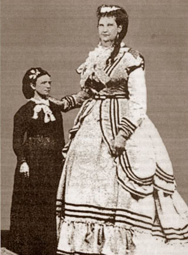 #11 The Giants of Seville: Anna Haining Swan and Martin Van Buren Bates, the Tallest Married Couple Ever #11