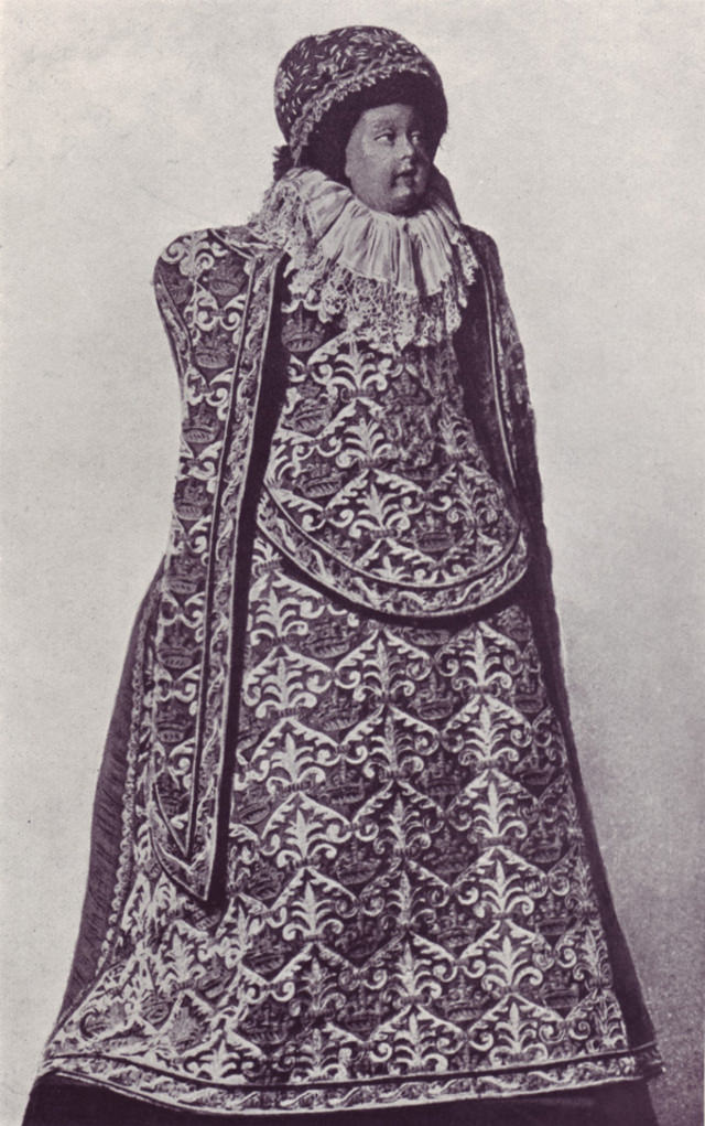 #10 Spanish doll, end of 16th century.