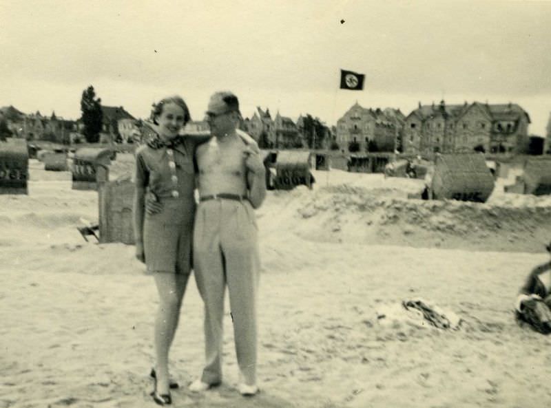 #18 Fascinating Vintage Photos Show Women’s Beachwear Styles of the 1930s #18 Fashion & Culture