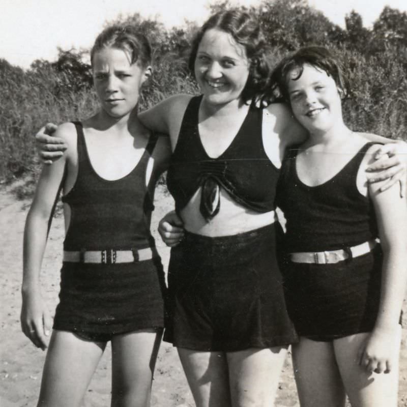 Fascinating Vintage Photos Show Women’s Beachwear Styles of the 1930s Fashion &; Culture
