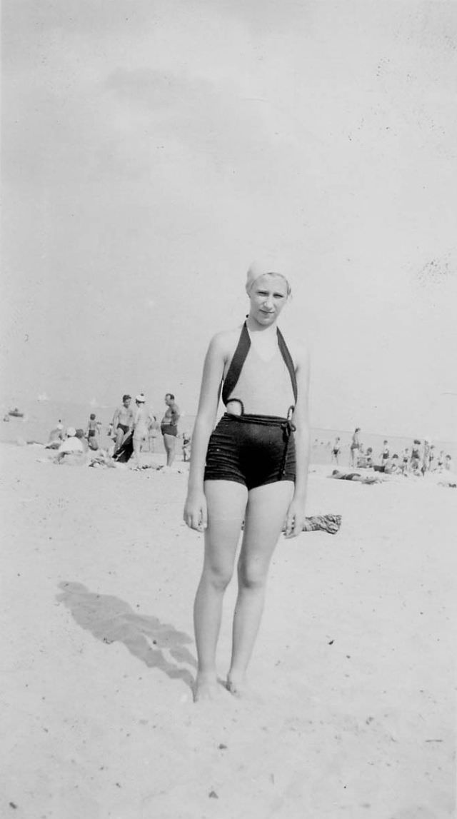 #34 Fascinating Vintage Photos Show Women’s Beachwear Styles of the 1930s #34 Fashion & Culture