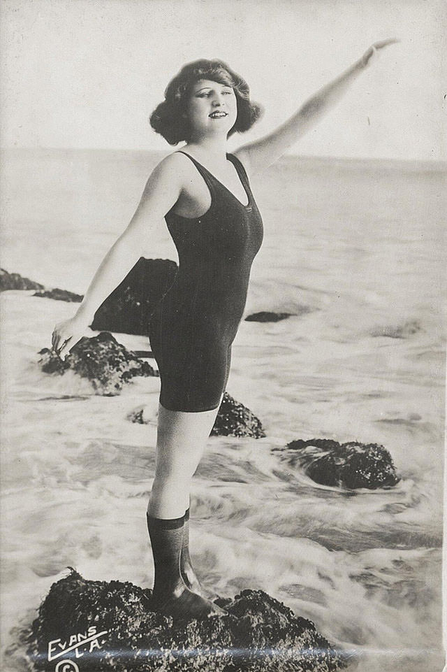 #50 Fascinating Vintage Photos Show Women’s Beachwear Styles of the 1930s #50 Fashion & Culture