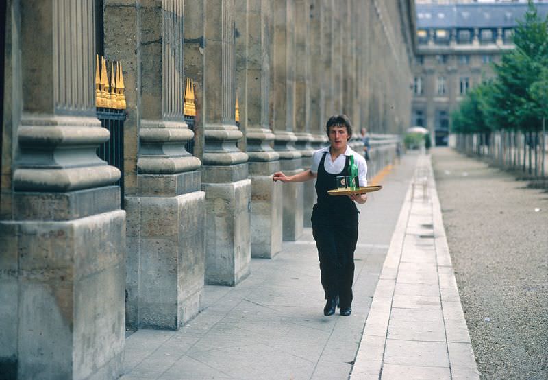 #1 Waiter-workers training for the Champs Elysees race