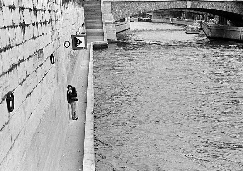 #7 Hot kiss by the Seine