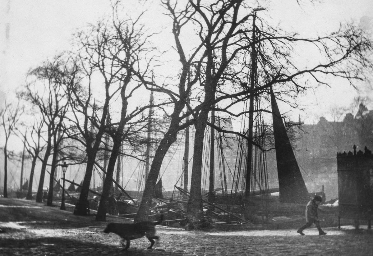 #27 Waalseilandsgracht seen from the Prince Hendrikkade.