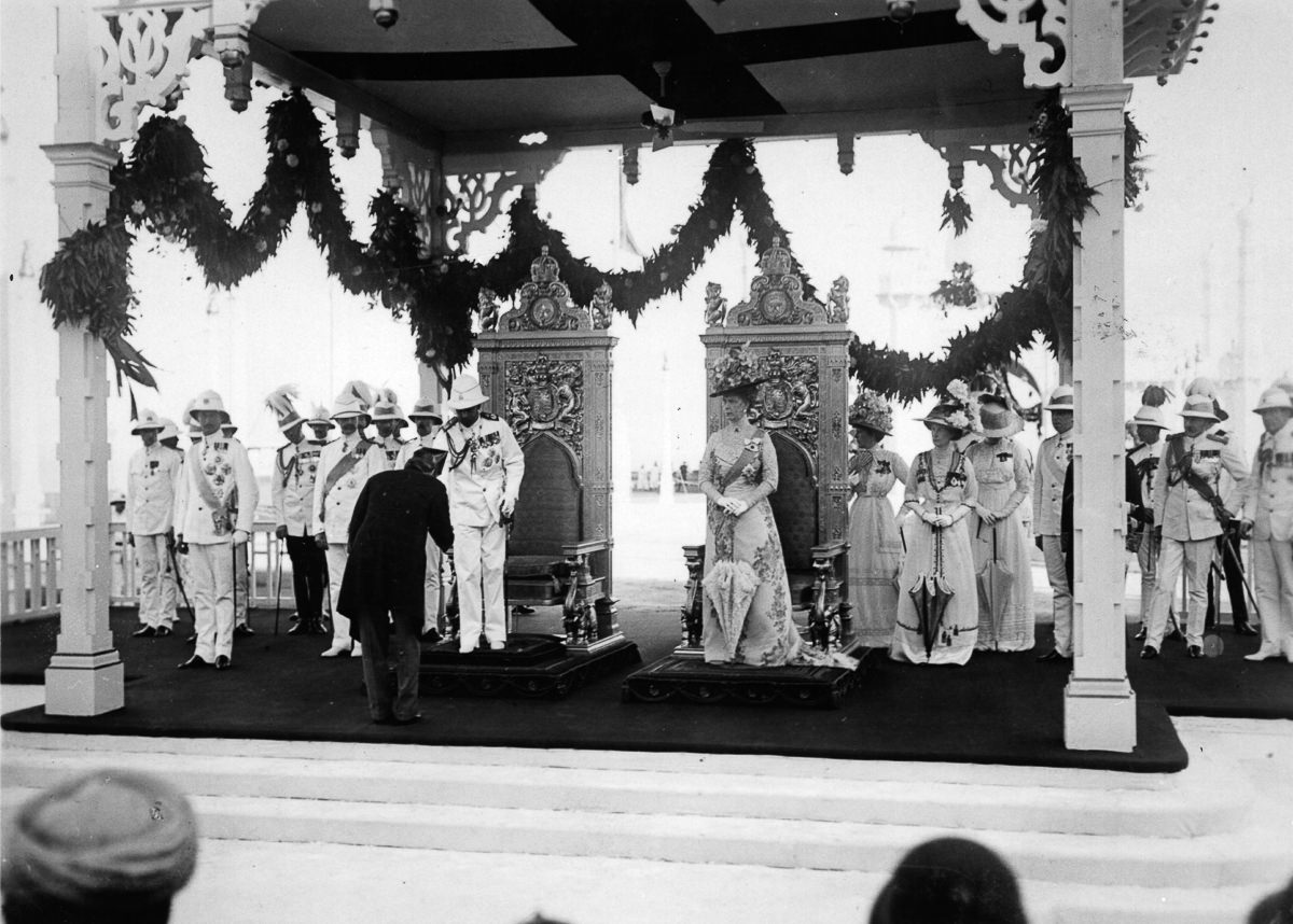 #11 The king and queen greet onlookers in Bombay.
