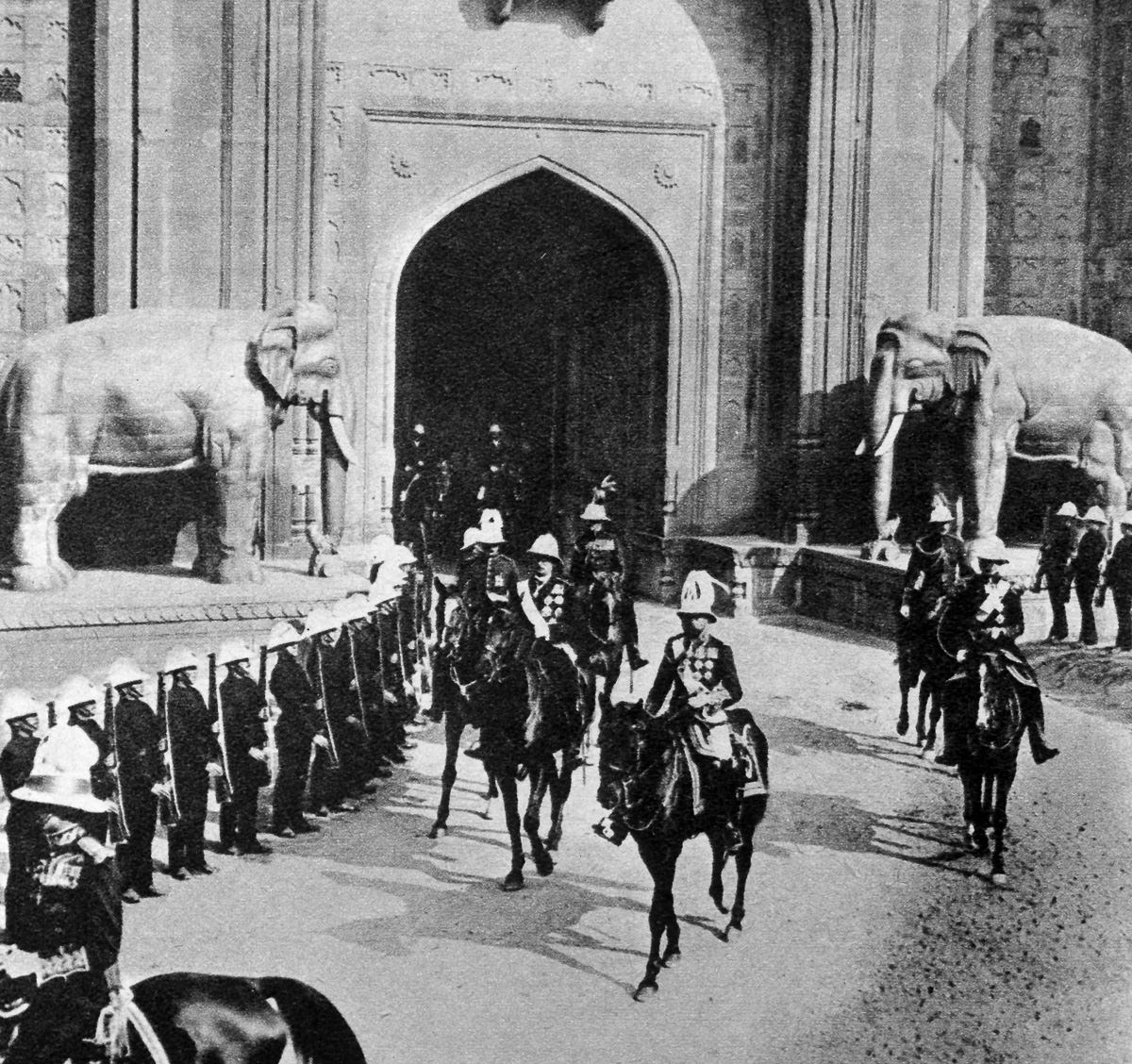#3 The royal party enters Delhi.