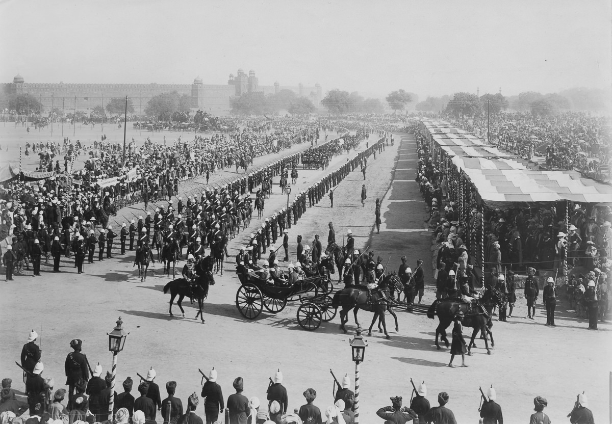 #5 A military procession is held in Delhi to honor the English king and queen.