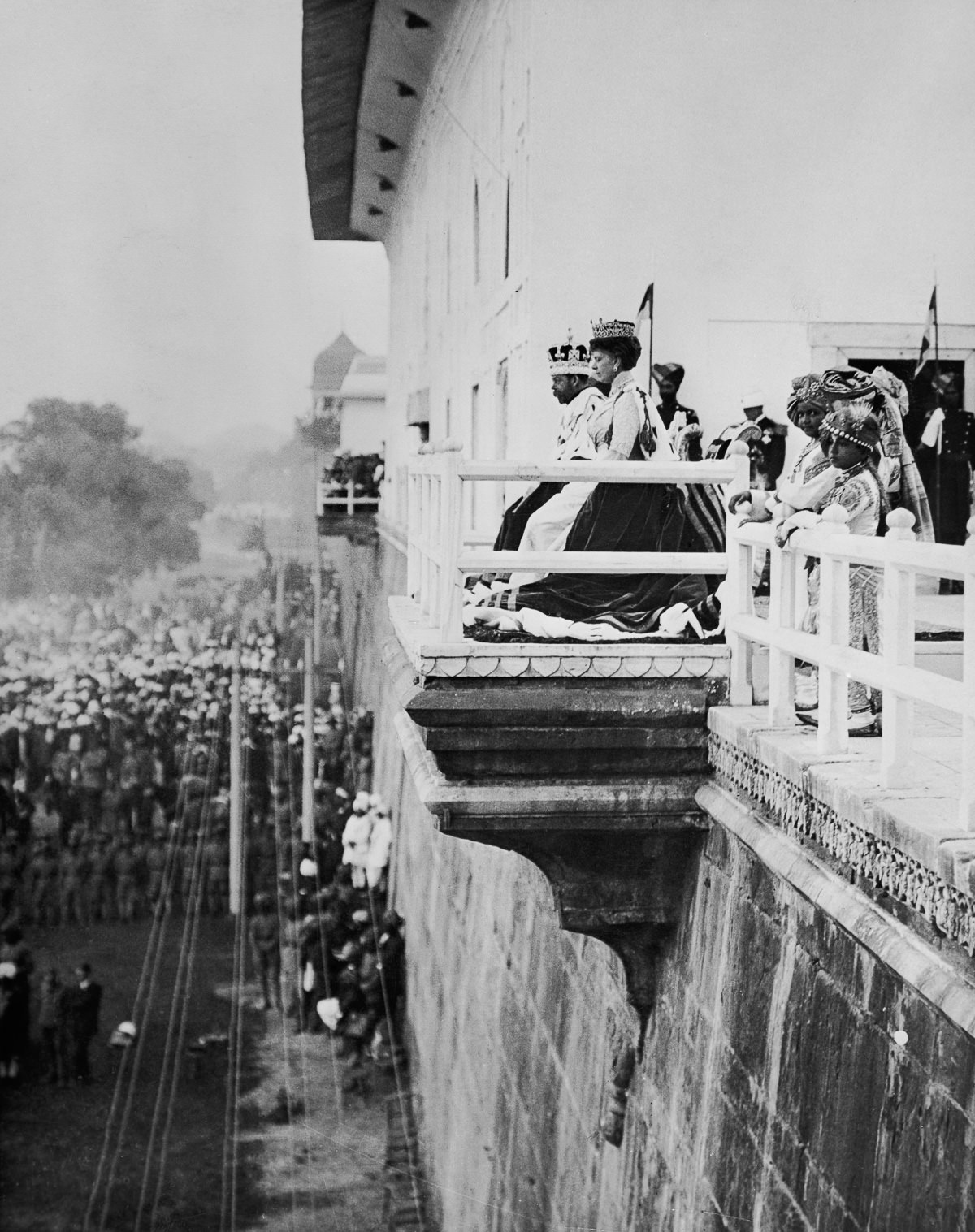#9 The king and queen make a public appearance on the balcony of the Red Fort in Delhi.