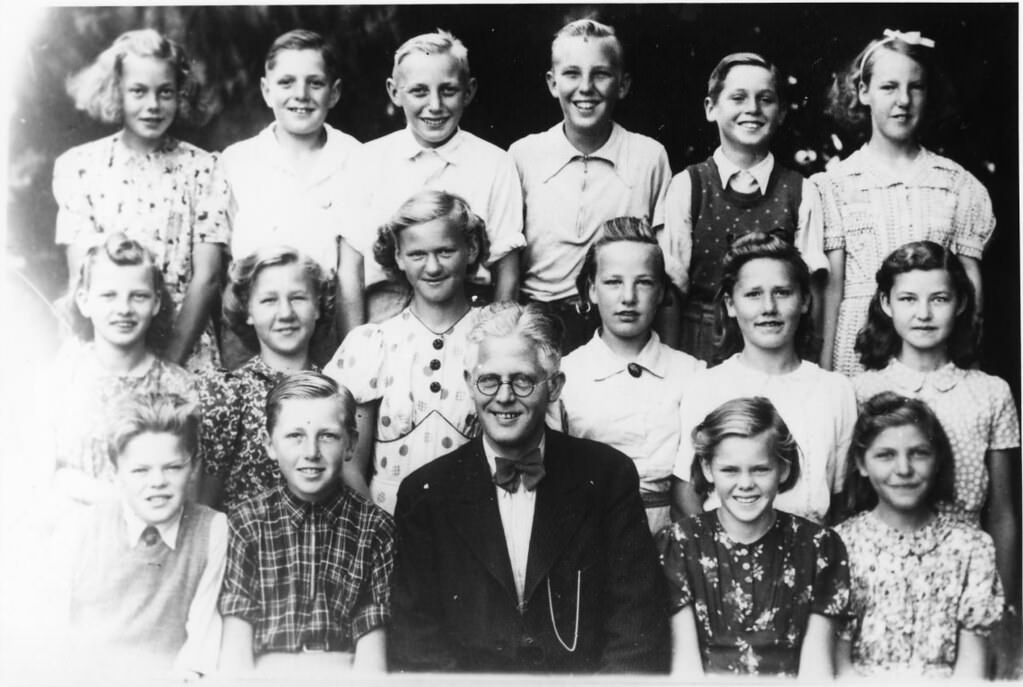 #63 Svogerslev School, Teacher Sofus Bondrup Hansen with students, 1940s