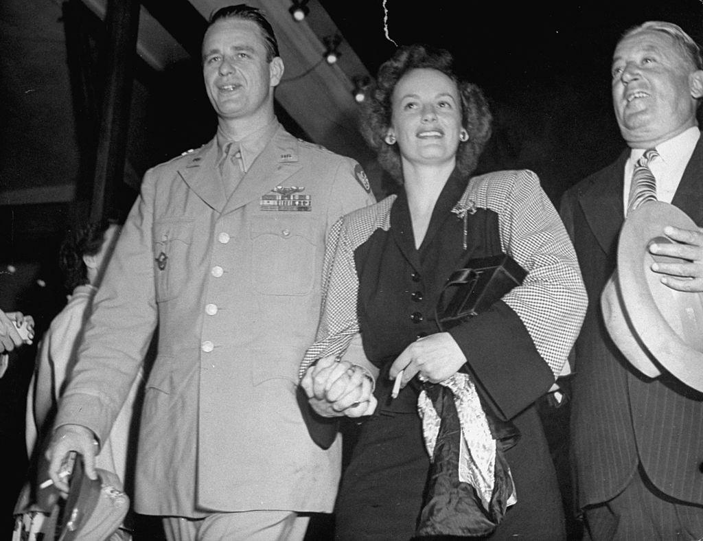 #7 Faye Emerson with Elliott Roosevelt arriving at the opening of Candida together, 1945.