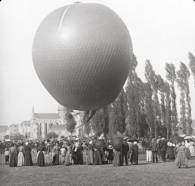 #12 Hot air balloon, Rallye-Ballon de Château-Gontier, 1907.