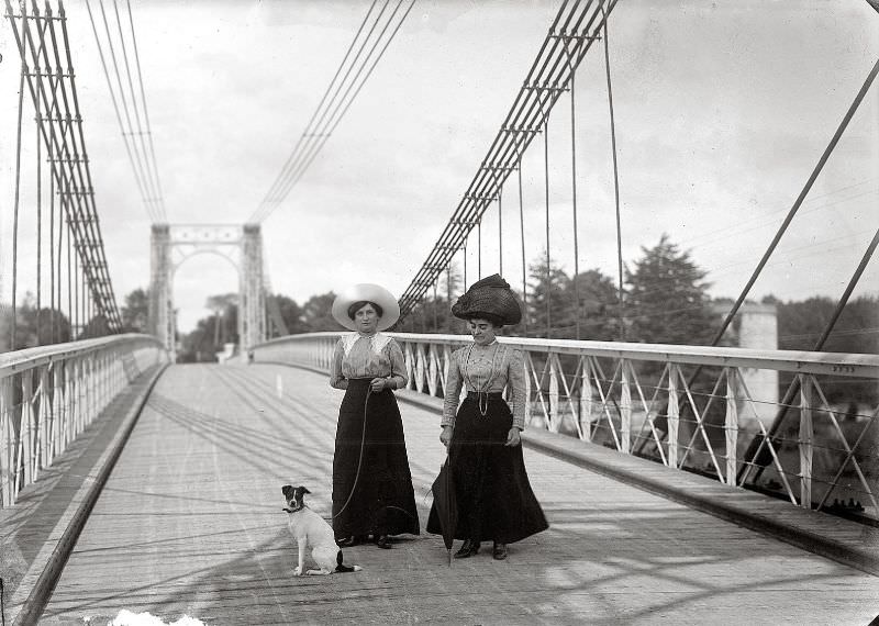 #33 Walk on the suspension bridge, Tonnay-Charente, circa 1910