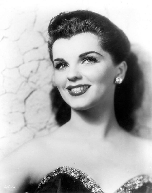 #37 Lisa Gaye doing her makeup, 1950s.