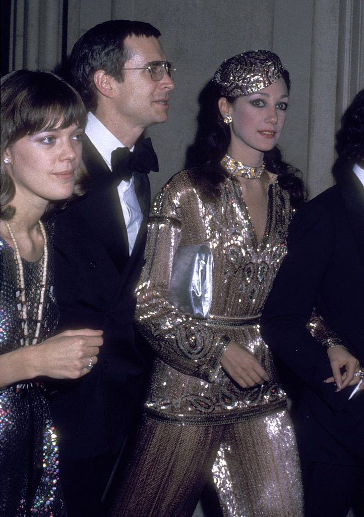 #36 Marisa Berenson with her sister erry Berenson and Anthony Perkins, 1974.