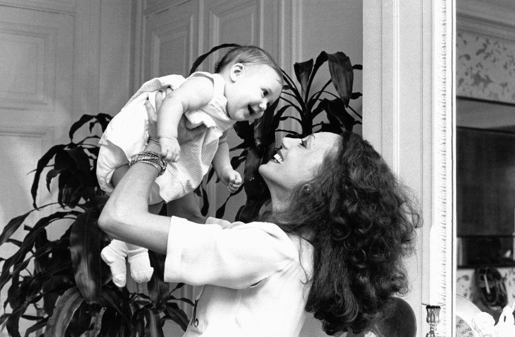 #61 Marisa Berenson with her daughter ‘Starlight Mélodie’ at her home in Paris on April 26, 1978.