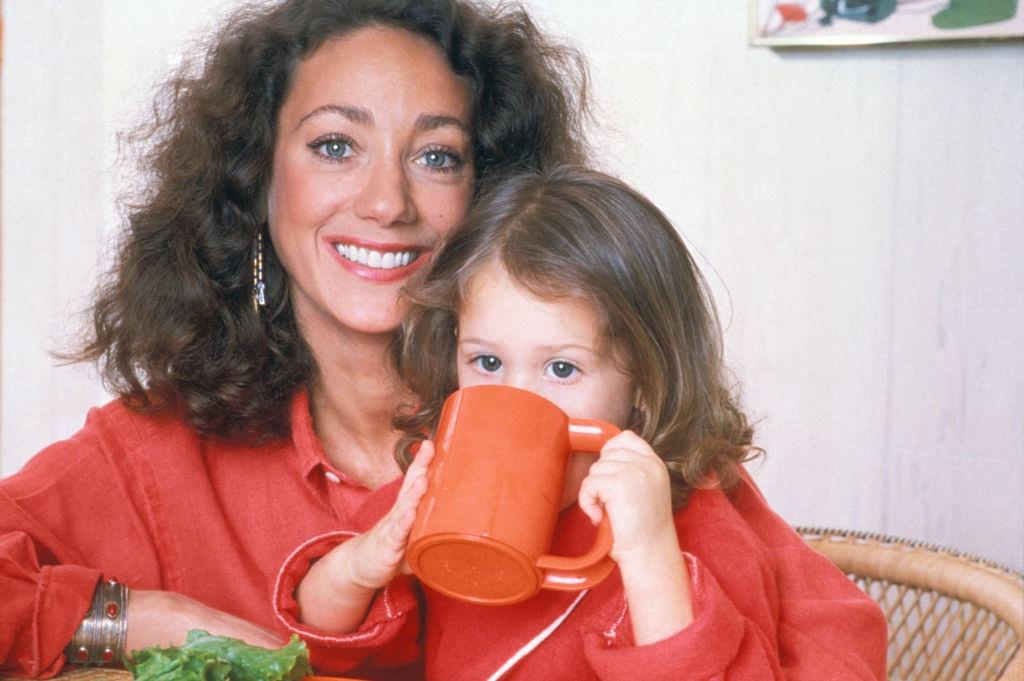 #75 Marisa Berenson at home with her daughter in 1980.