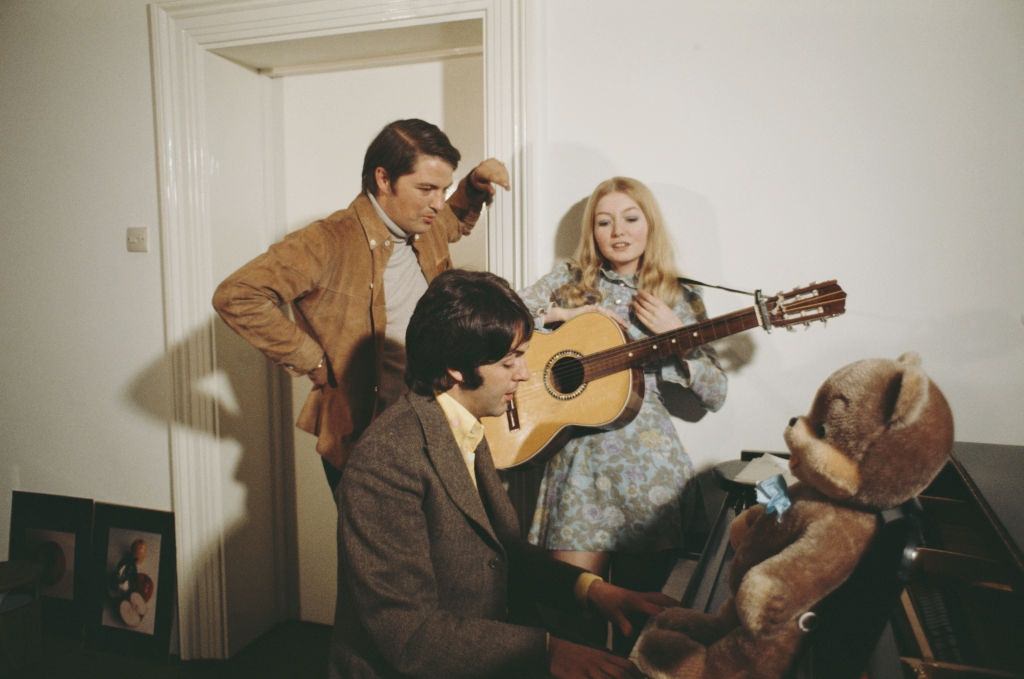#20 Mary Hopkin goes over a new song with Pete Brady (left) and Paul McCartney of the Beatles,1968.