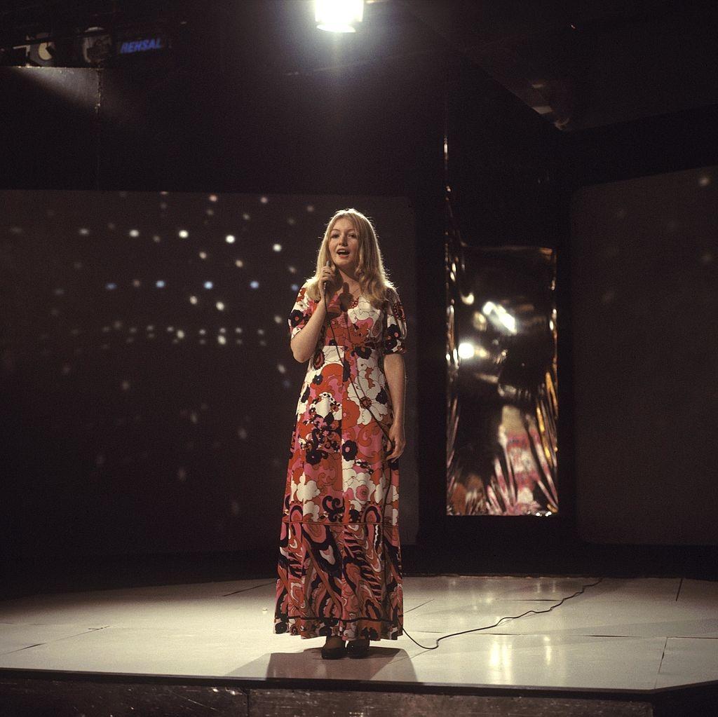 #47 Mary Hopkin on the stage, 1971.