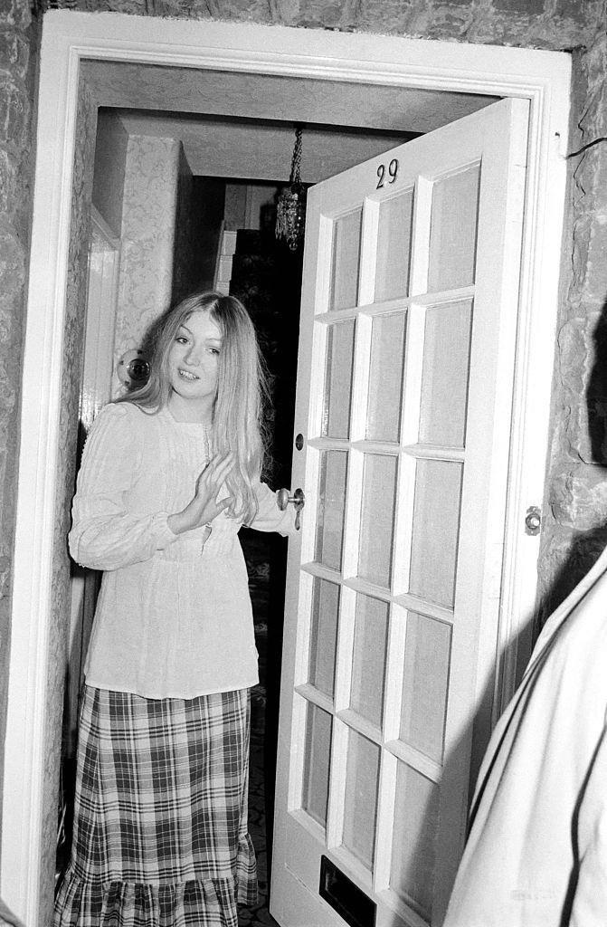 #59 Mary Hopkin at her parents home, 1971.