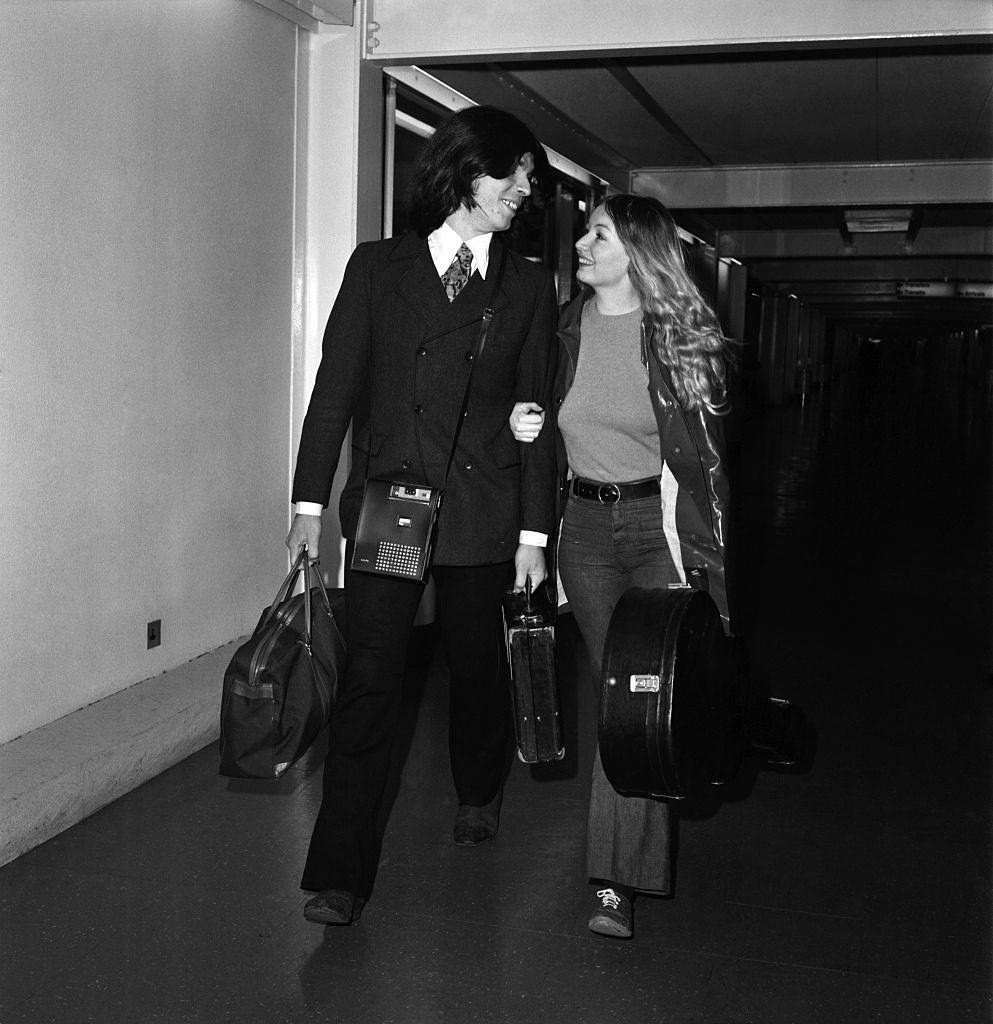 #54 Mary Hopkin with her husband Tony Visconti, 1972.