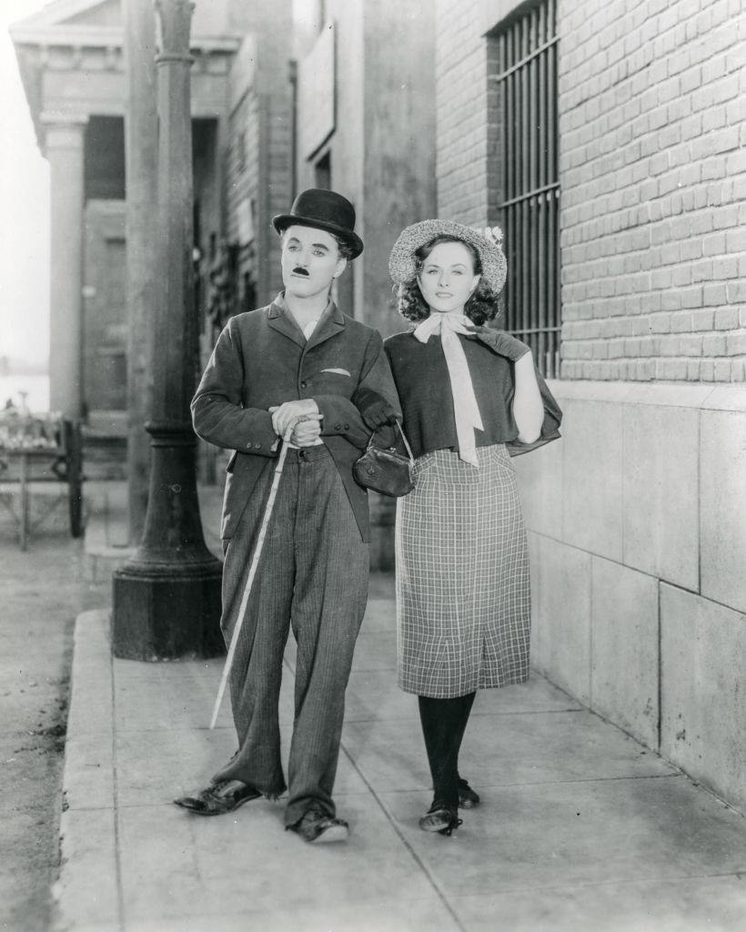 #24 Paulette Goddard with Charlie Chaplin on the set of the film ‘Modern Times’, in 1936.