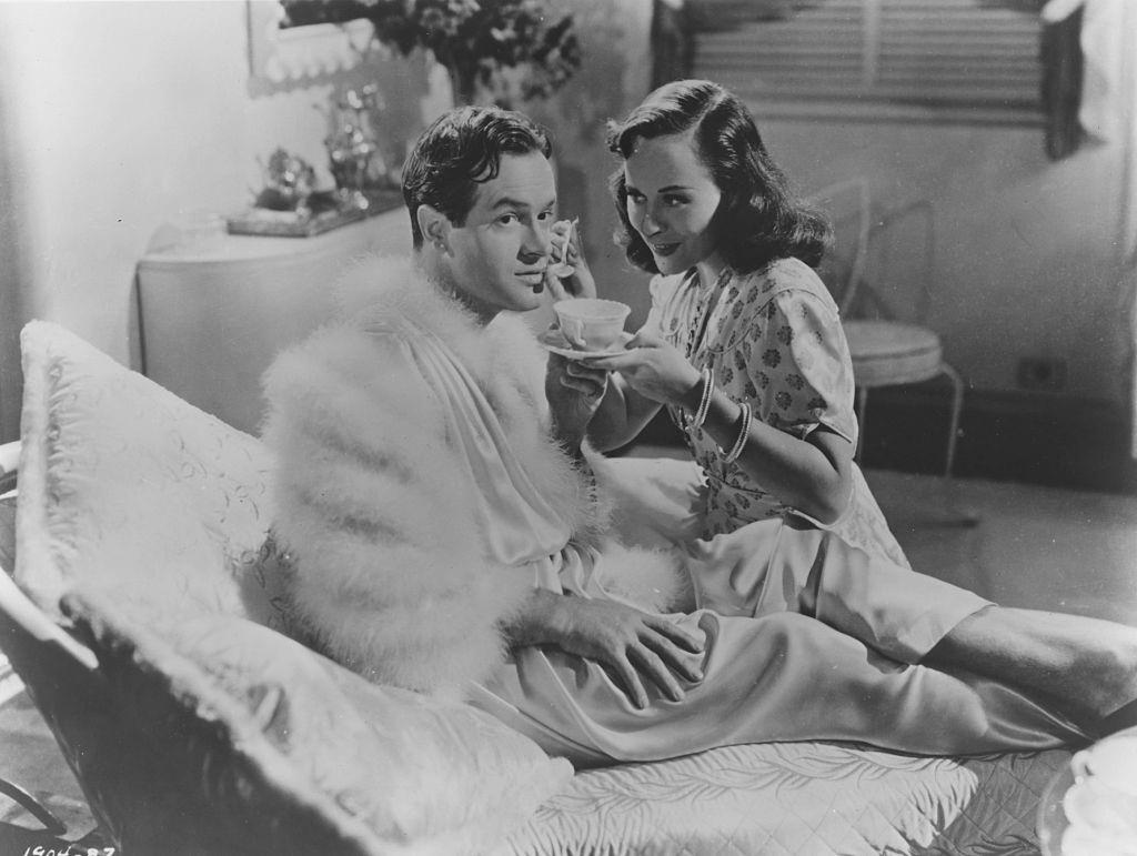 #76 Paulette Godard with Bob Hope on the set of ‘The Cat and the Canary’, 1939.