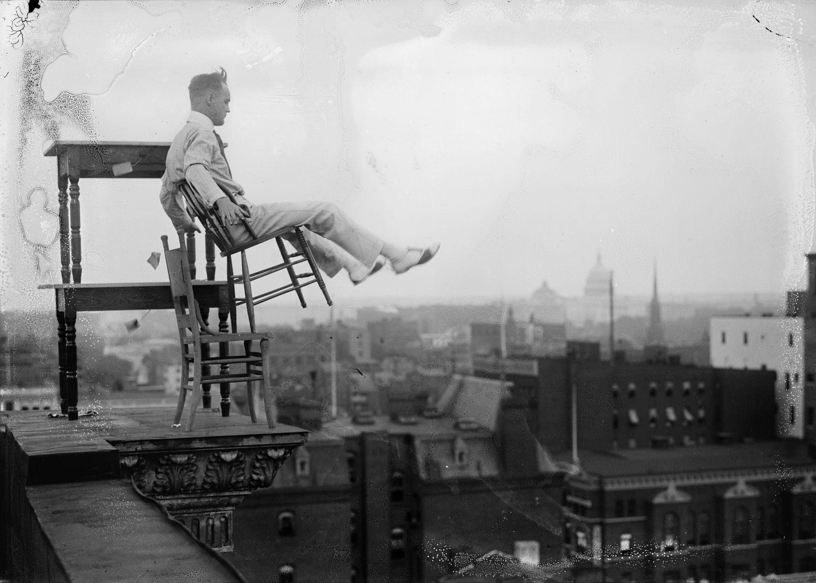 Daredevil Photos of People at The Extreme Heights from the Past that Will Make You Dizzy Weird