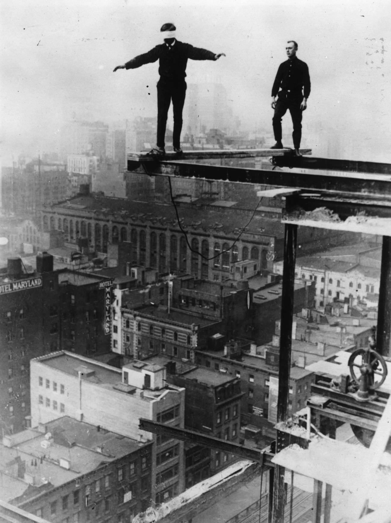 Daredevil Photos of People at The Extreme Heights from the Past that Will Make You Dizzy Weird