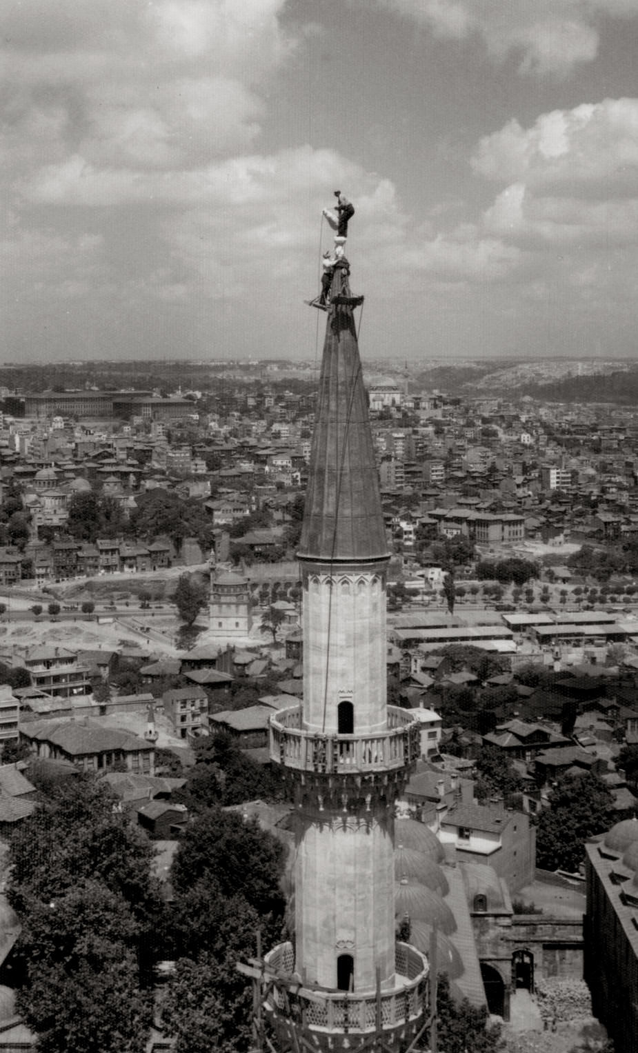 Daredevil Photos of People at The Extreme Heights from the Past that Will Make You Dizzy Weird