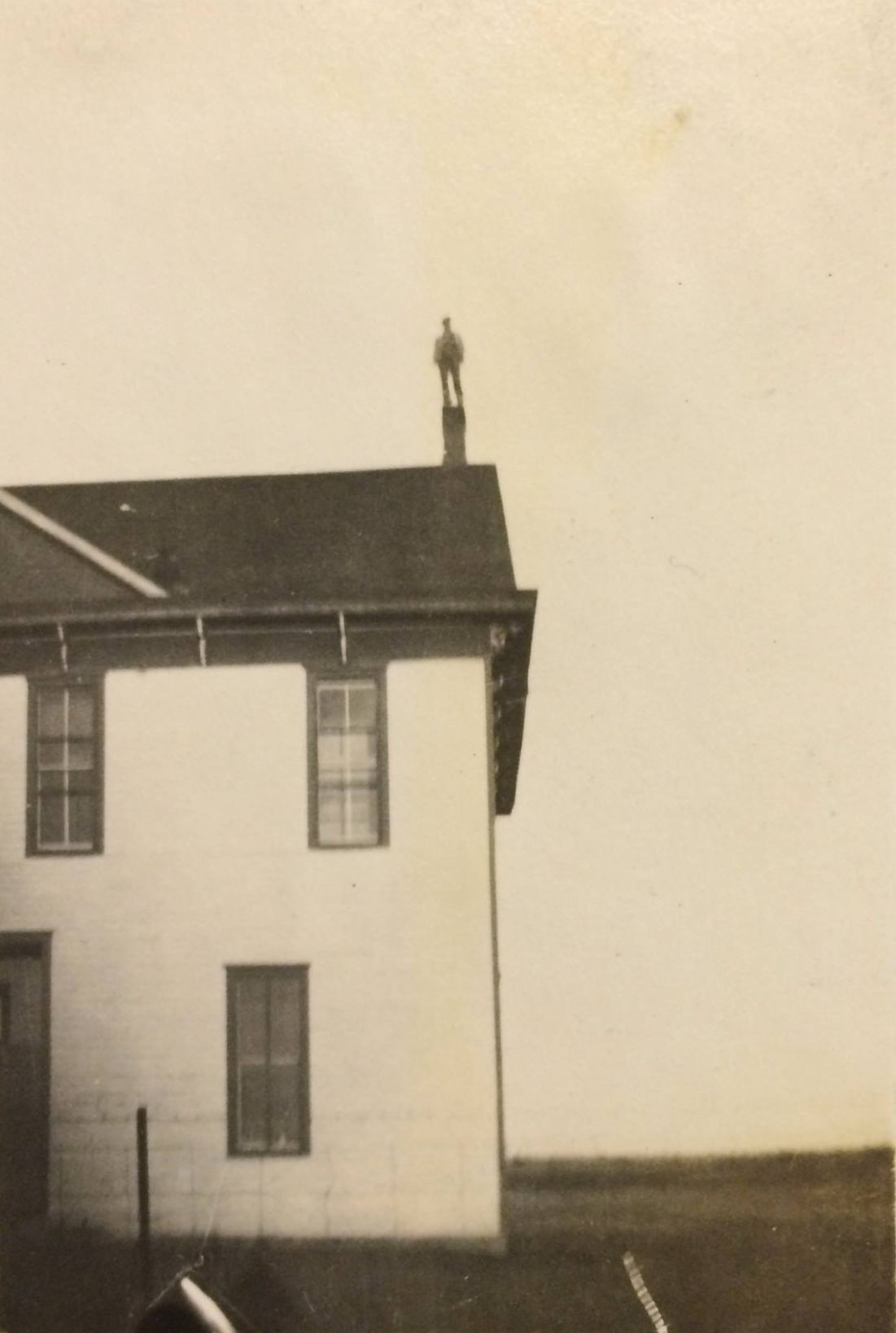 Daredevil Photos of People at The Extreme Heights from the Past that Will Make You Dizzy Weird