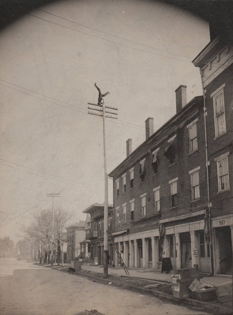 Daredevil Photos of People at The Extreme Heights from the Past that Will Make You Dizzy Weird