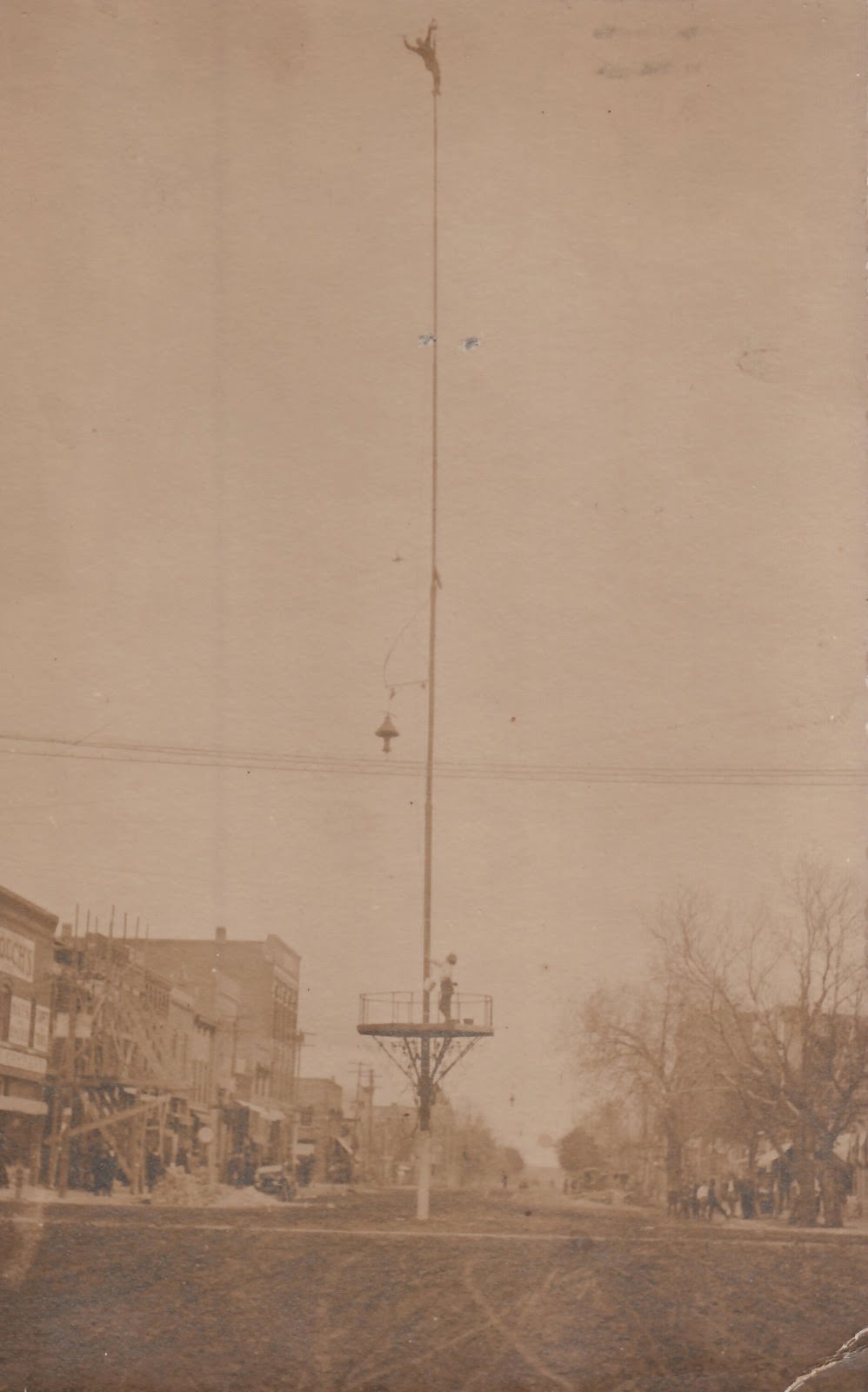 Daredevil Photos of People at The Extreme Heights from the Past that Will Make You Dizzy Weird