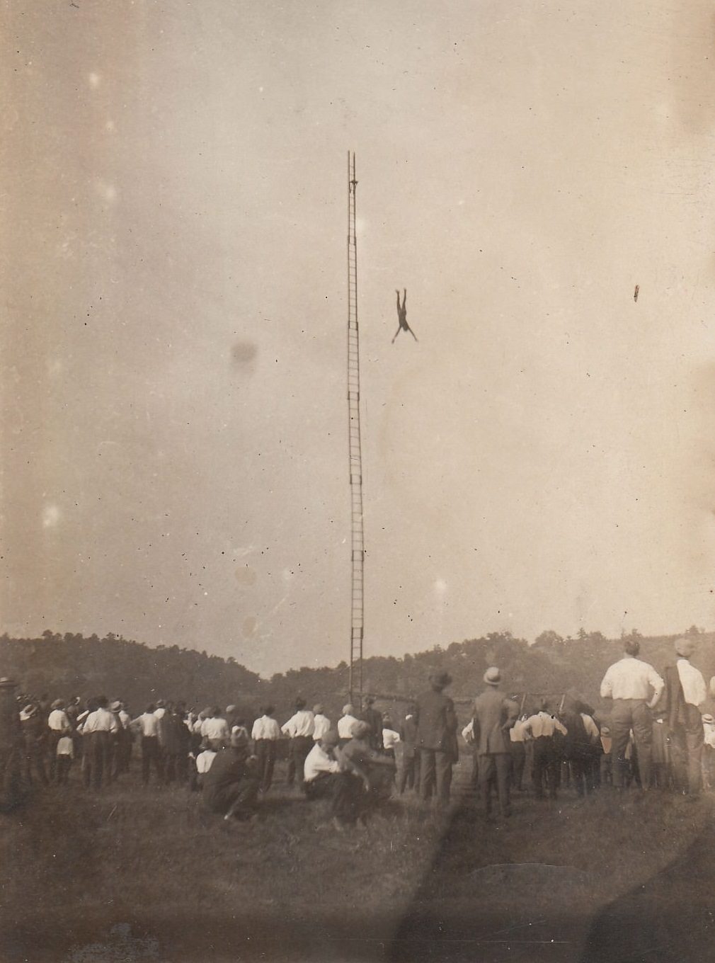 Daredevil Photos of People at The Extreme Heights from the Past that Will Make You Dizzy Weird
