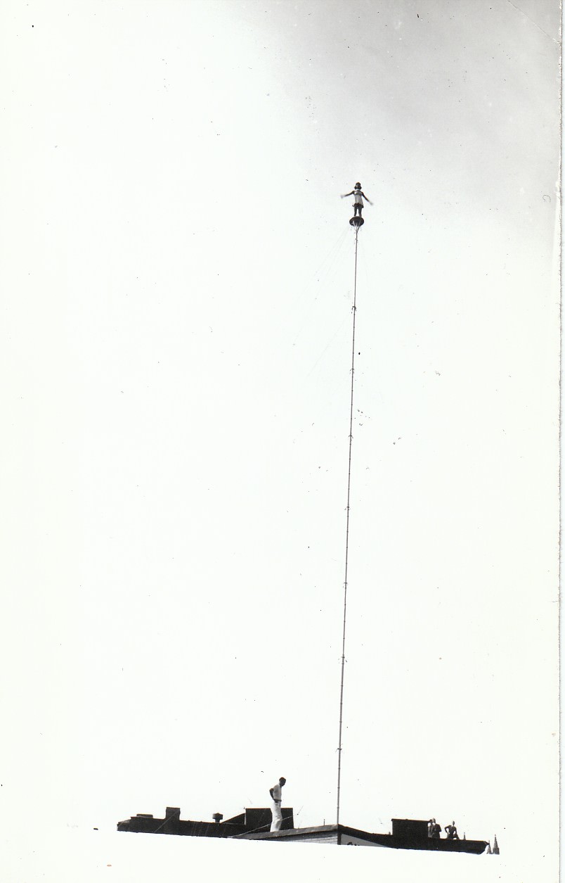 Daredevil Photos of People at The Extreme Heights from the Past that Will Make You Dizzy Weird