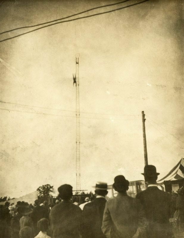 Daredevil Photos of People at The Extreme Heights from the Past that Will Make You Dizzy Weird