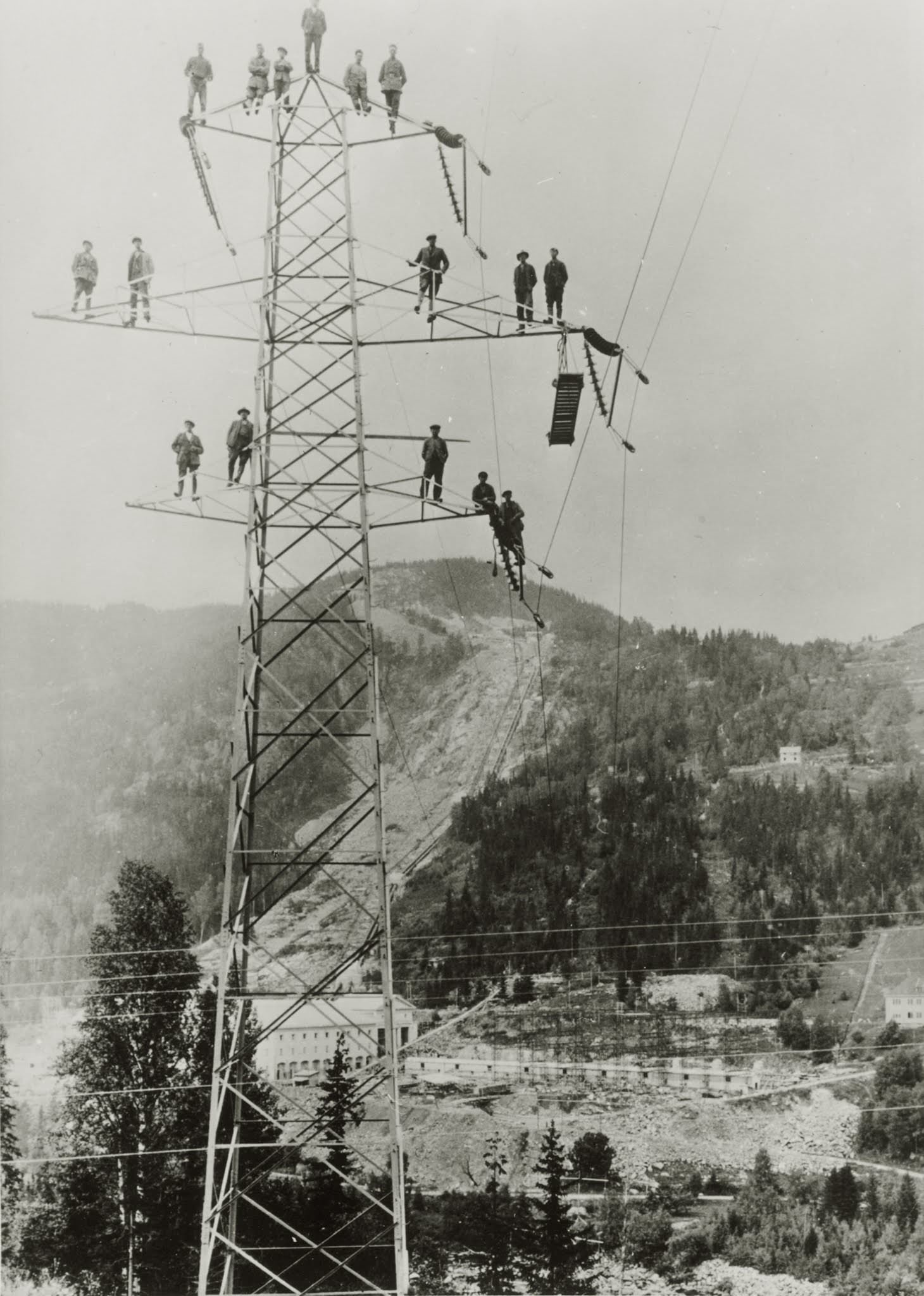 Daredevil Photos of People at The Extreme Heights from the Past that Will Make You Dizzy Weird