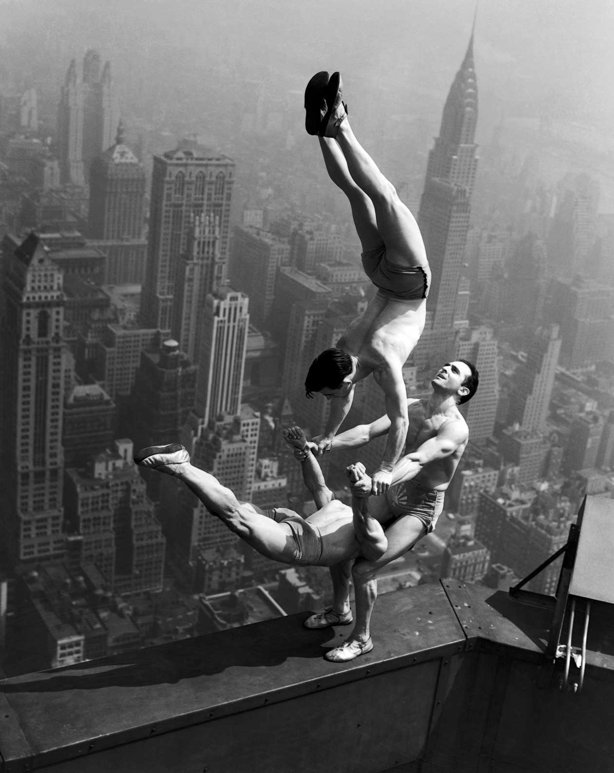 Daredevil Photos of People at The Extreme Heights from the Past that Will Make You Dizzy Weird