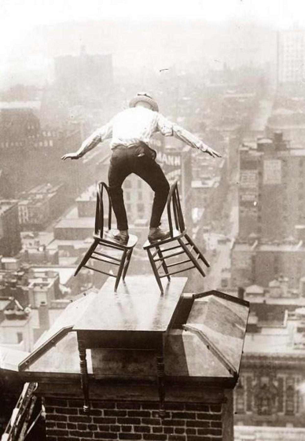 Daredevil Photos of People at The Extreme Heights from the Past that Will Make You Dizzy Weird