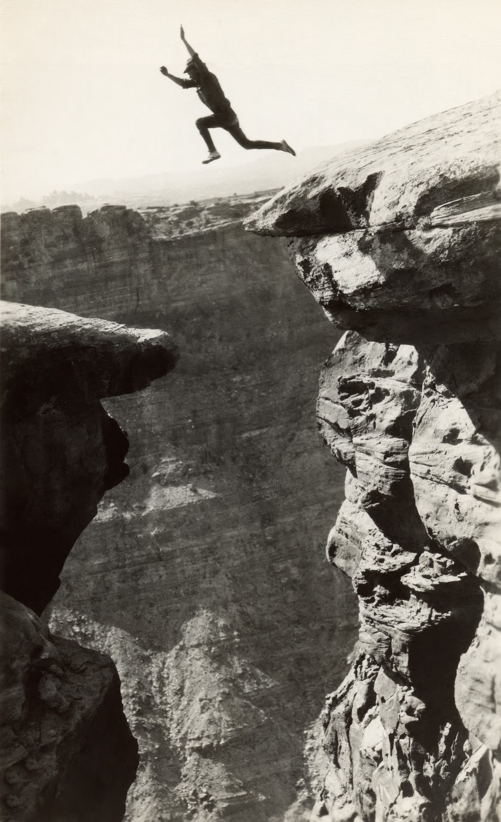 Daredevil Photos of People at The Extreme Heights from the Past that Will Make You Dizzy Weird
