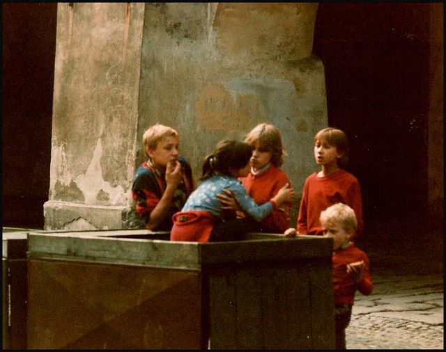 #48 The children are playing in an empty market stall in the Rykíssa district