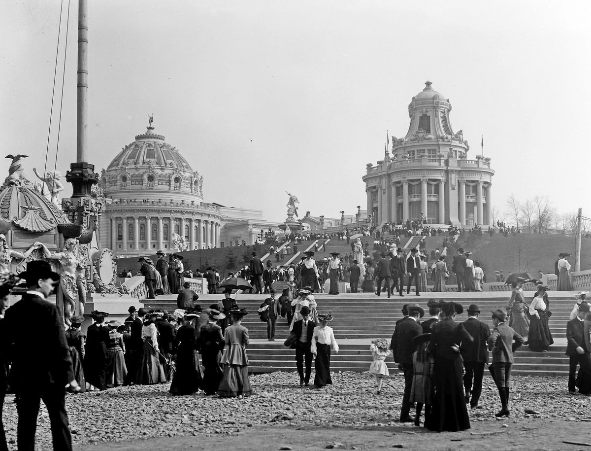#7 Fairgoers approach Festival Hall and the West Restaurant in April 1904.