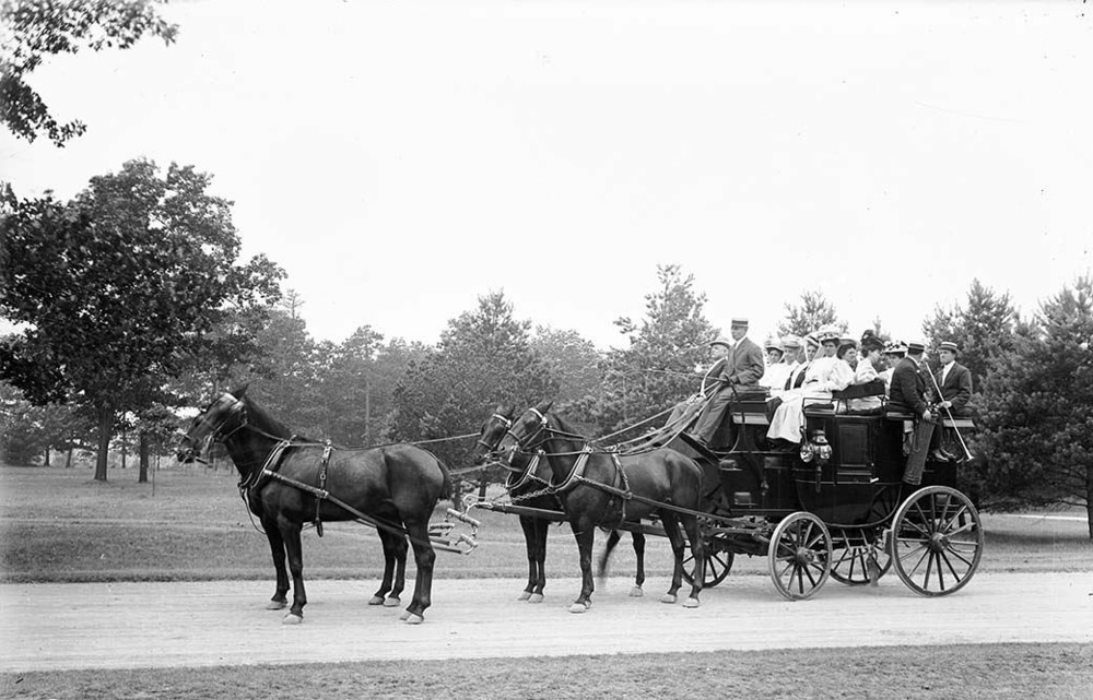 #24 Tally Ho showing visitors around the city, 1905