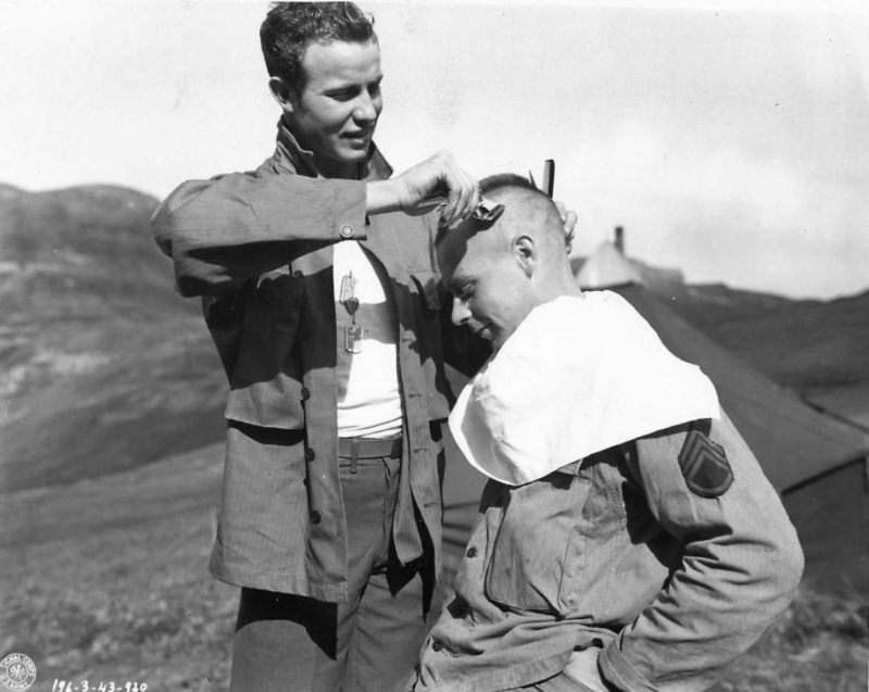 Historical Photos show Soldiers getting Haircuts during World War I WWI